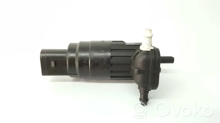 Volkswagen Golf VII Windscreen/windshield washer pump 