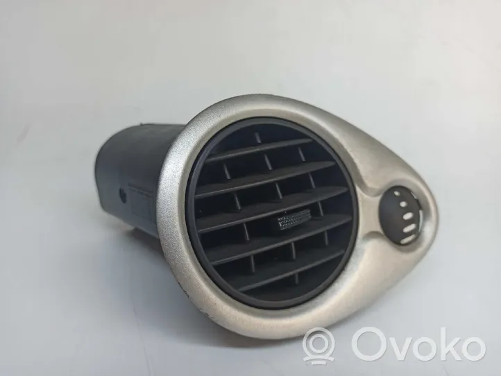 Renault Clio III Grille d'aération centrale 