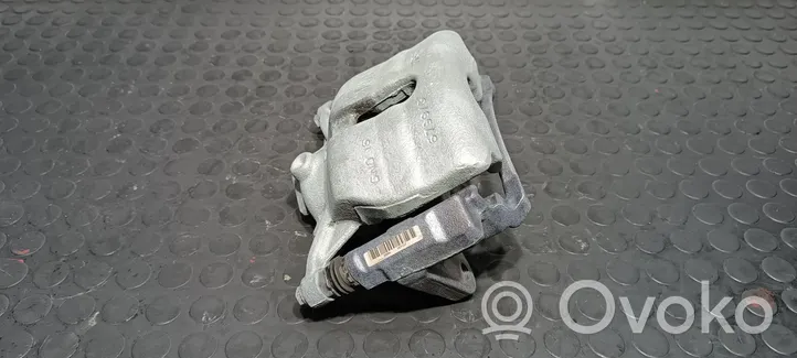Audi Q3 F3 Zacisk hamulcowy przedni 