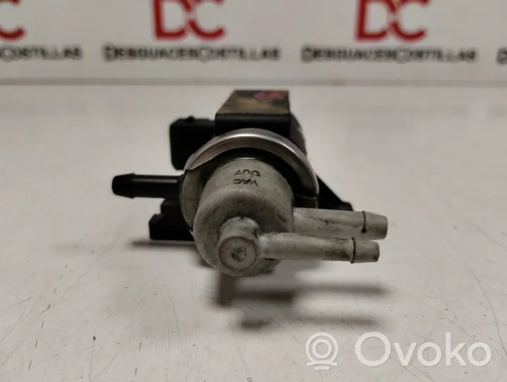 Audi A4 S4 B5 8D Vacuum valve 72190375