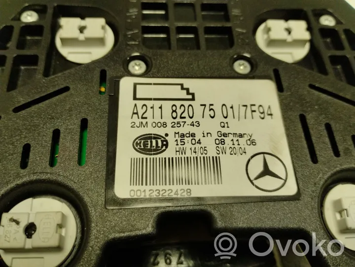 Mercedes-Benz E W211 Rivestimento della console di illuminazione installata sul rivestimento del tetto A2118207501