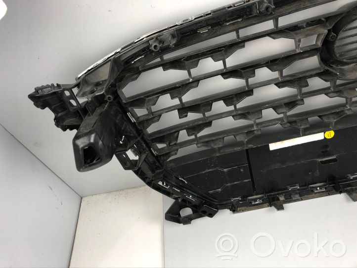 Audi Q3 8U Etupuskurin ylempi jäähdytinsäleikkö 81A853651