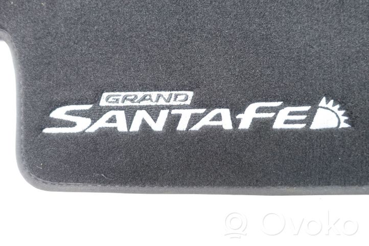 Hyundai Santa Fe Zestaw dywaników samochodowych B8143ADE00