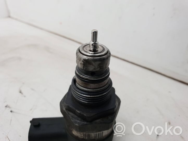 Volvo XC70 Regulator ciśnienia paliwa 30777576