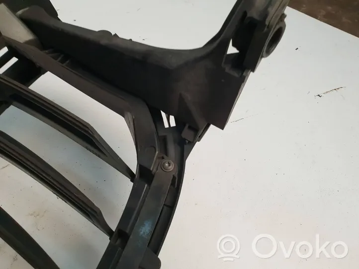 BMW 5 G30 G31 Mascherina inferiore del paraurti anteriore 7497775