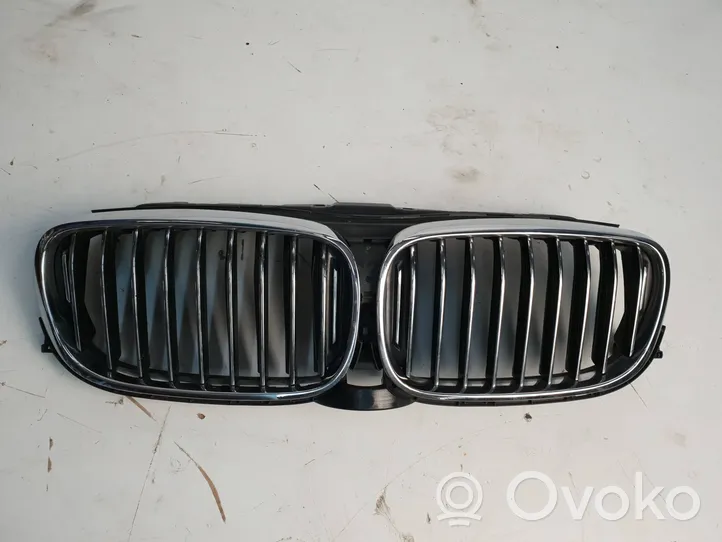 BMW 7 G11 G12 Kratka wlotu powietrza na maskę 7347374