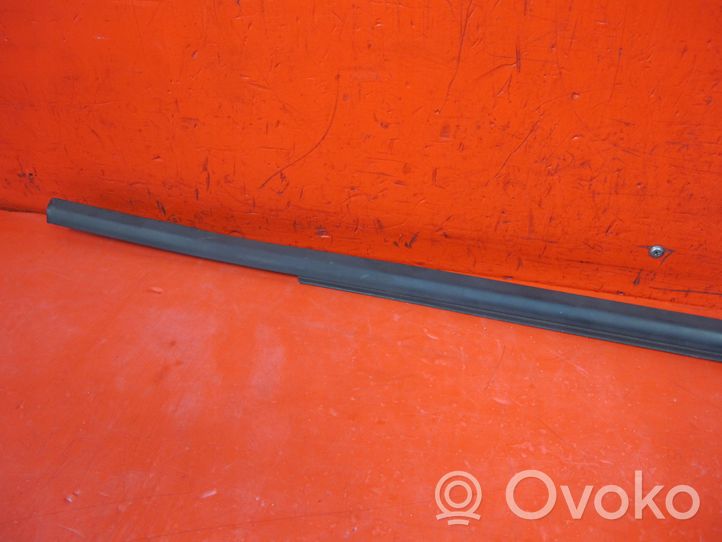 Opel Astra K Moulure de vitre de la porte avant 39133183