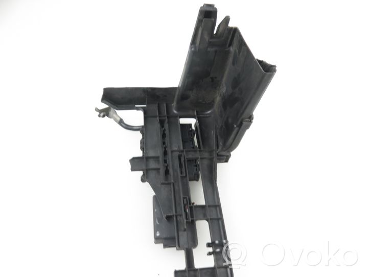 Volkswagen Polo IV 9N3 Support boîte de batterie 