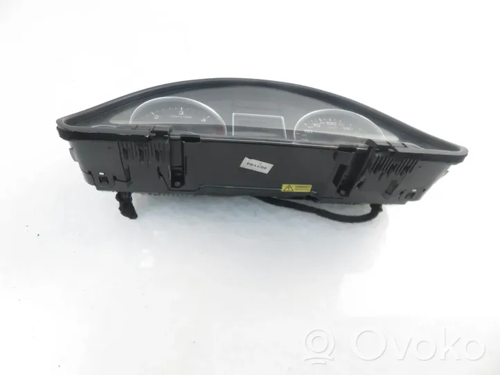 Audi A4 S4 B7 8E 8H Spidometrs (instrumentu panelī) 8E0920931D