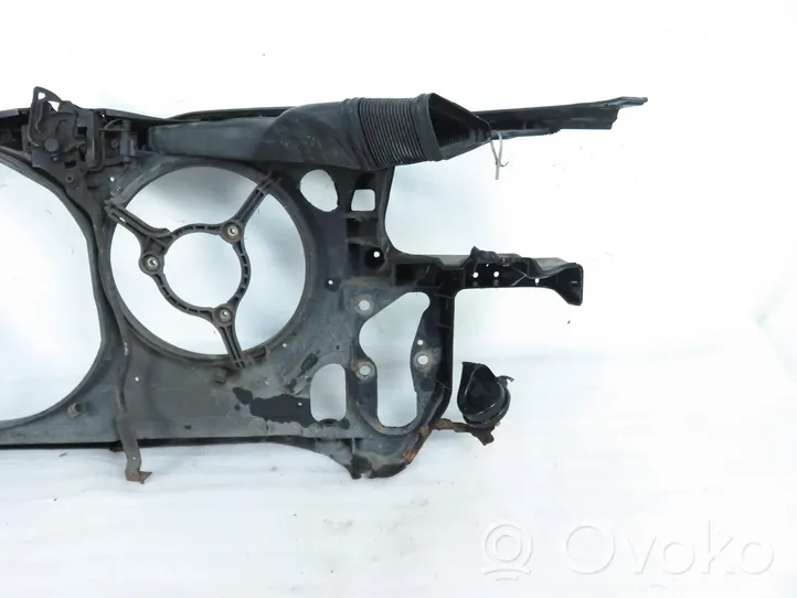 Volkswagen PASSAT B5.5 Staffa del pannello di supporto del radiatore 