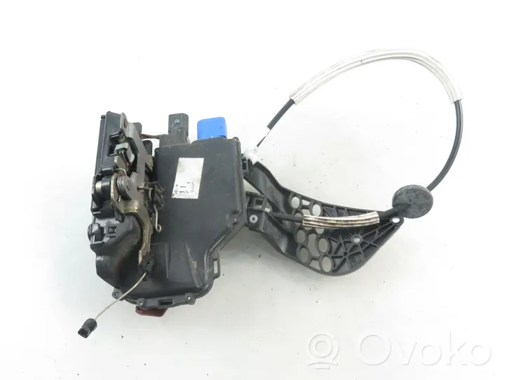 Volkswagen Touareg I Rear door lock 