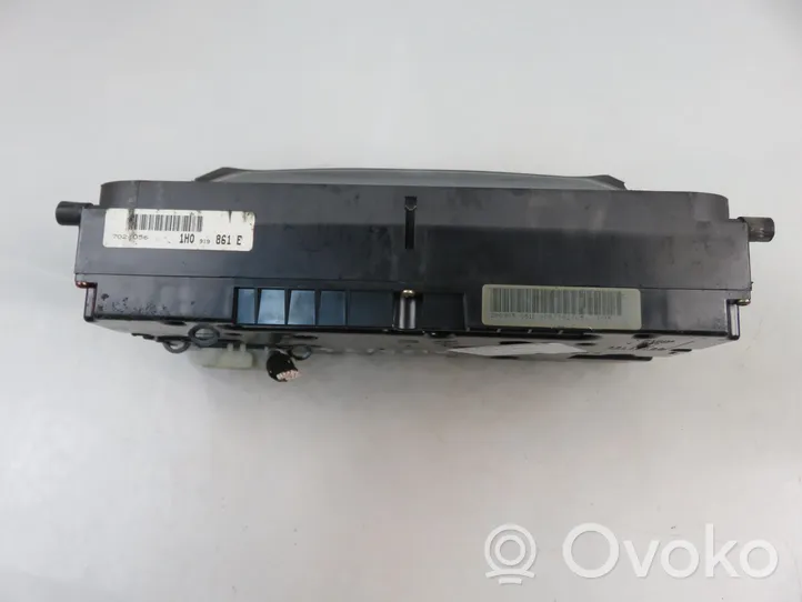 Volkswagen Golf III Speedometer (instrument cluster) 