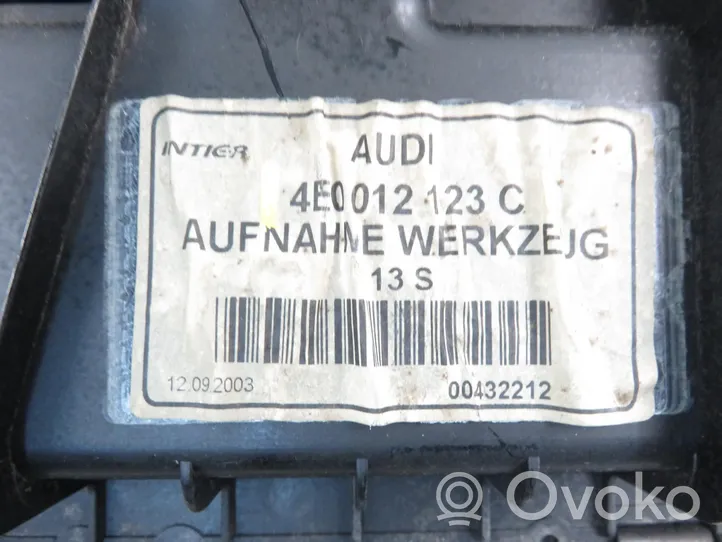 Audi A8 S8 D3 4E Vararenkaan osion verhoilu 