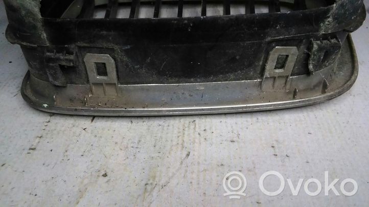 BMW 3 E46 Front grill 81950560