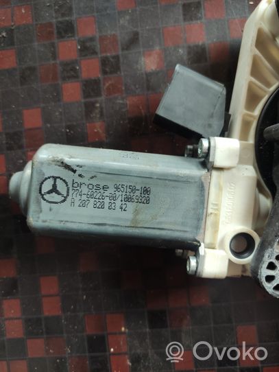 Mercedes-Benz E C207 W207 Mehāniskais priekšpusē loga pacelšanas mehānisms A2078200342