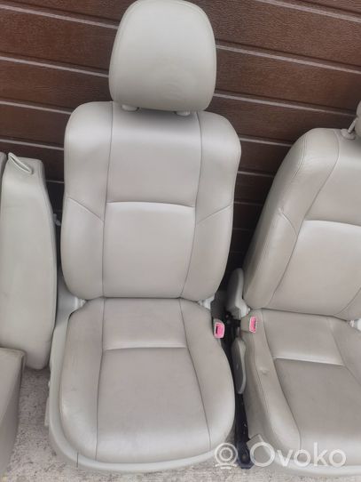 Toyota Avensis T270 Set di rivestimento sedili e portiere 