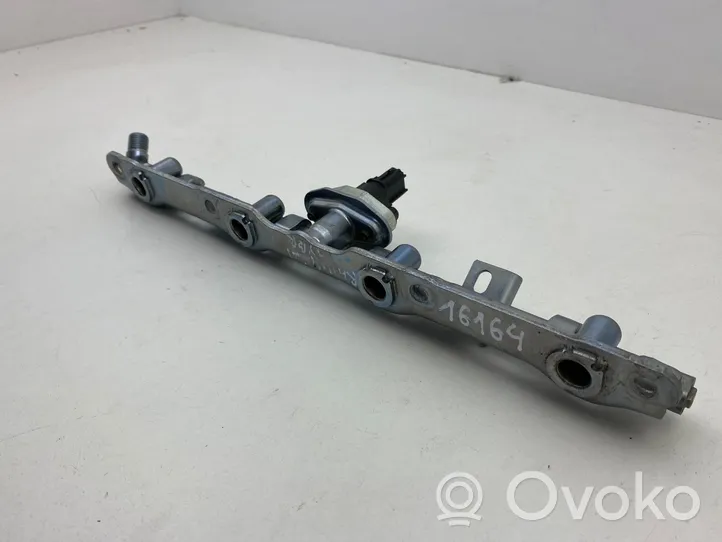 Toyota RAV 4 (XA50) Kraftstoffverteiler Einspritzleiste 8945833030