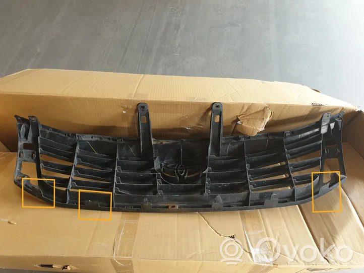 Toyota Hilux (AN10, AN20, AN30) Front bumper upper radiator grill 531110K680