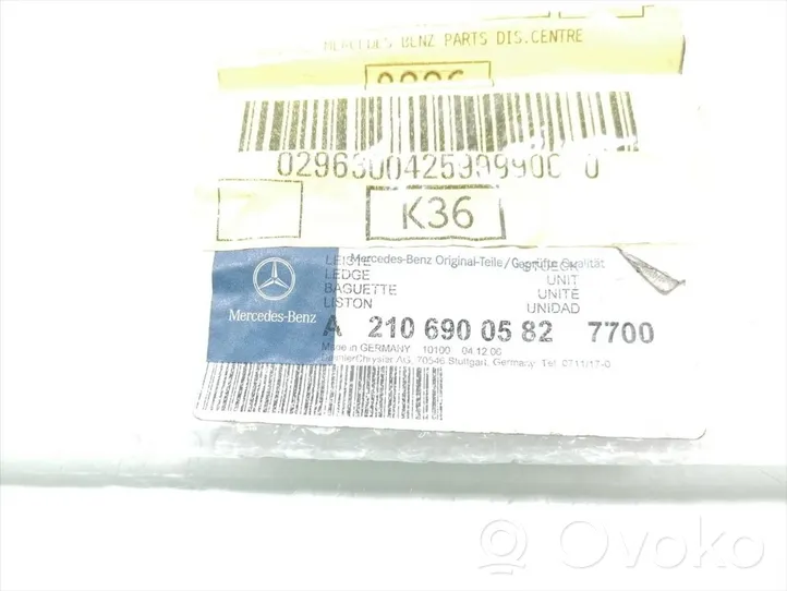 Mercedes-Benz E AMG W210 Rivestimento portiera posteriore (modanatura) A2106900582