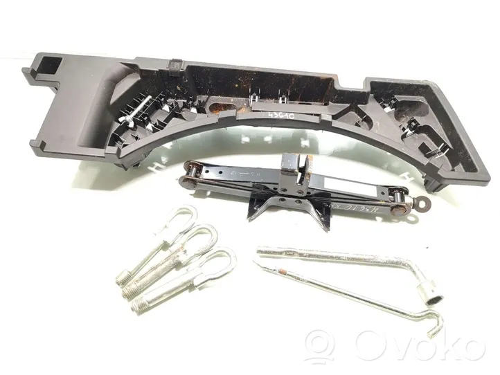 Mazda CX-7 Kit d’outils EG21688E0