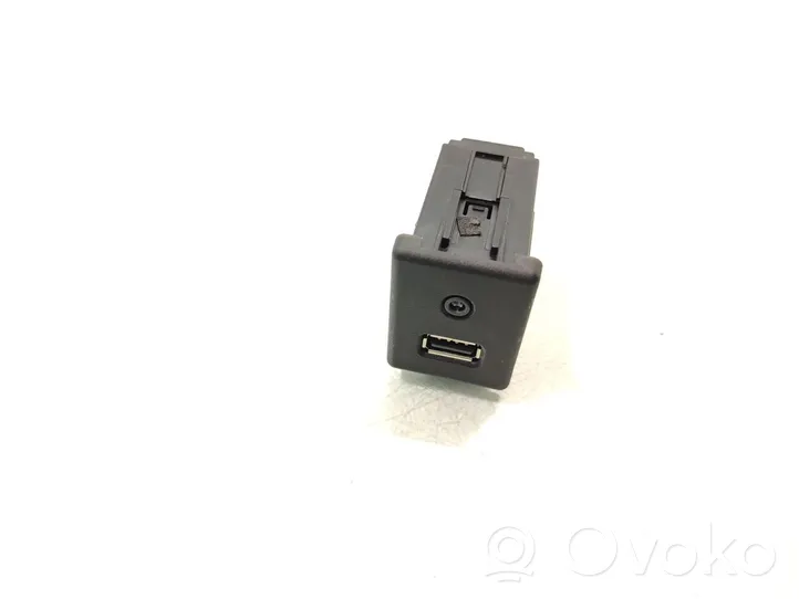 Opel Zafira C USB socket connector 20868798