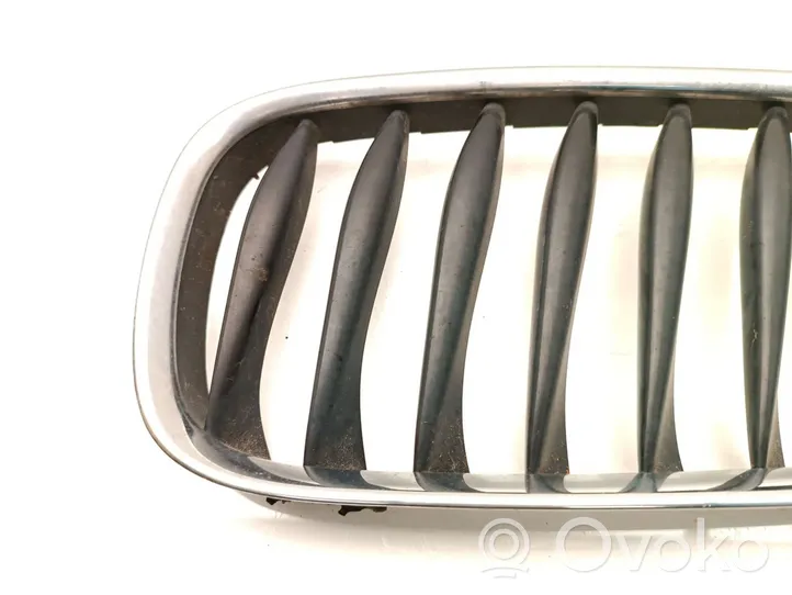 BMW Z4 E85 E86 Maskownica / Grill / Atrapa górna chłodnicy 7117759