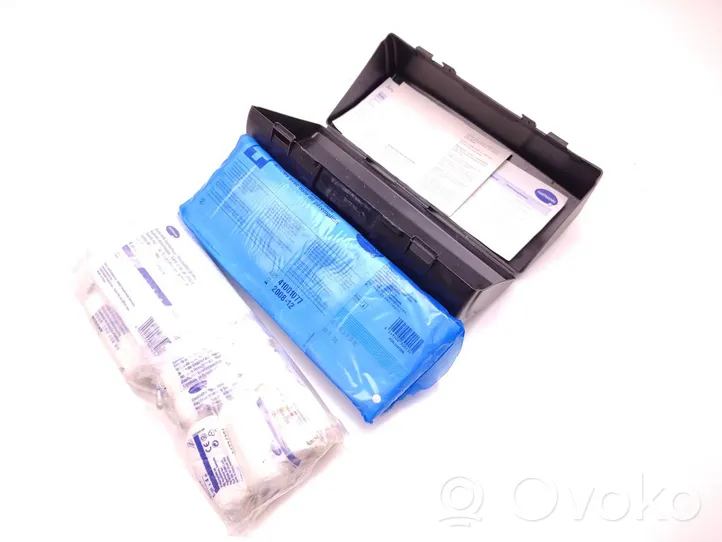 Mercedes-Benz C AMG W202 Trousse de premiers secours A2208600150