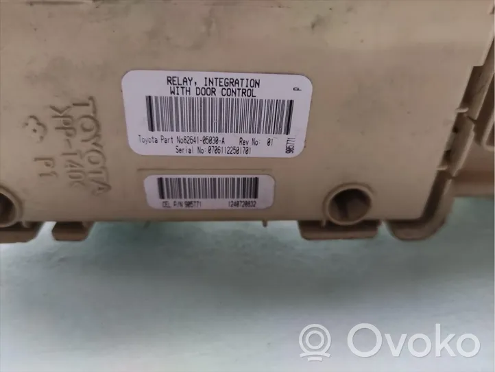 Toyota Avensis T270 Module de fusibles 82641-05030