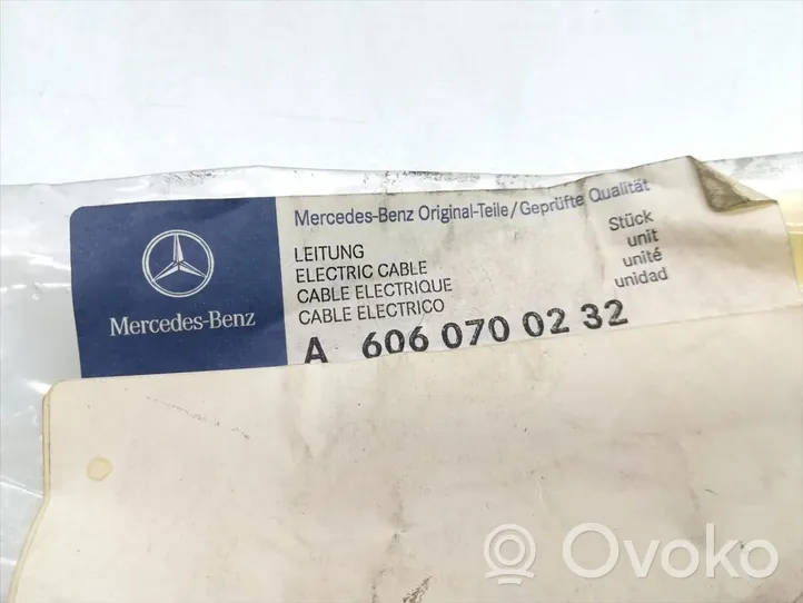 Mercedes-Benz E W124 Przewód paliwa A6060700232