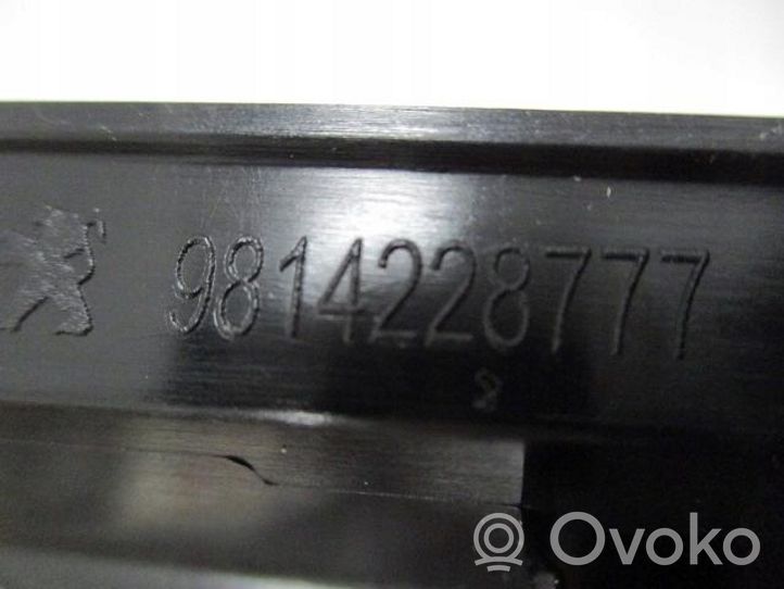 Peugeot 3008 II Listwa / Nakładka na błotnik przedni 98142287DX