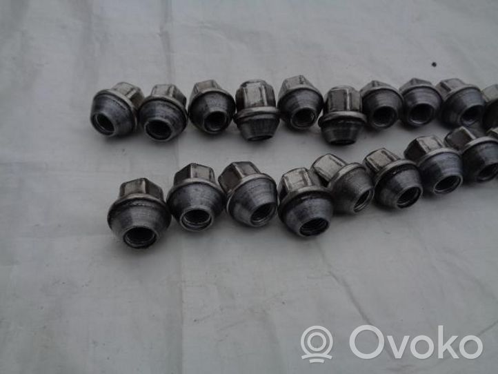 Ford Mondeo MK V Anti-theft wheel nuts and lock 