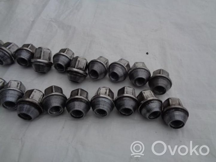 Ford Mondeo MK V Anti-theft wheel nuts and lock 