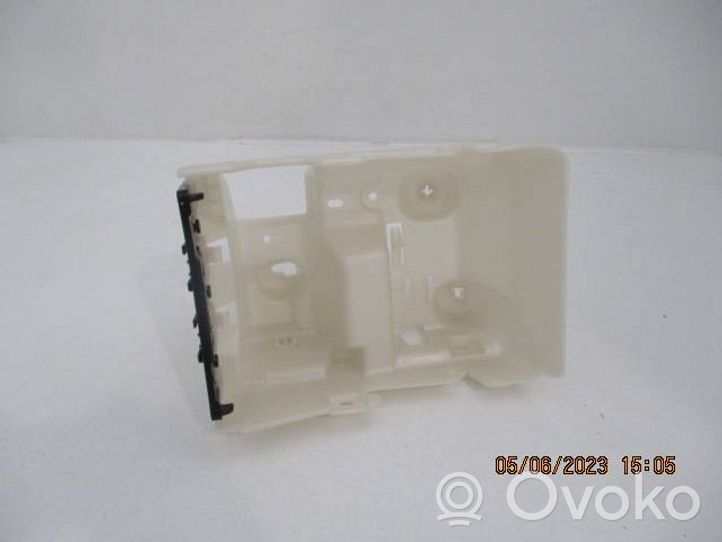 Peugeot 208 Fuse box cover 9674309680