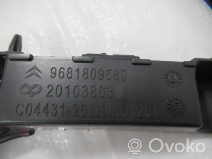 Citroen C3 Picasso Supporto di montaggio del parafango 9681809380