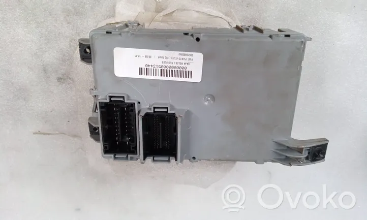 Fiat Punto (199) Module de fusibles 00518690940