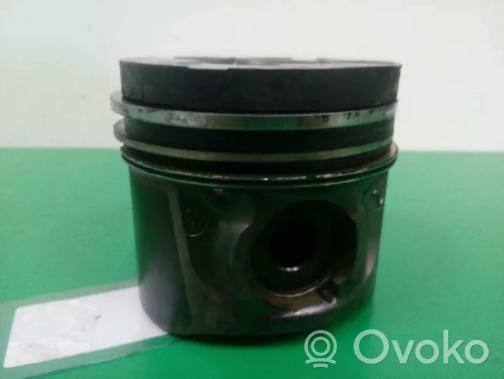 Peugeot 607 Piston avec bielle 