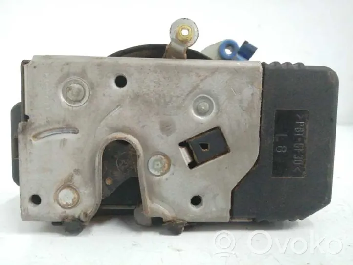 Renault Trafic I Front door lock 8200008246