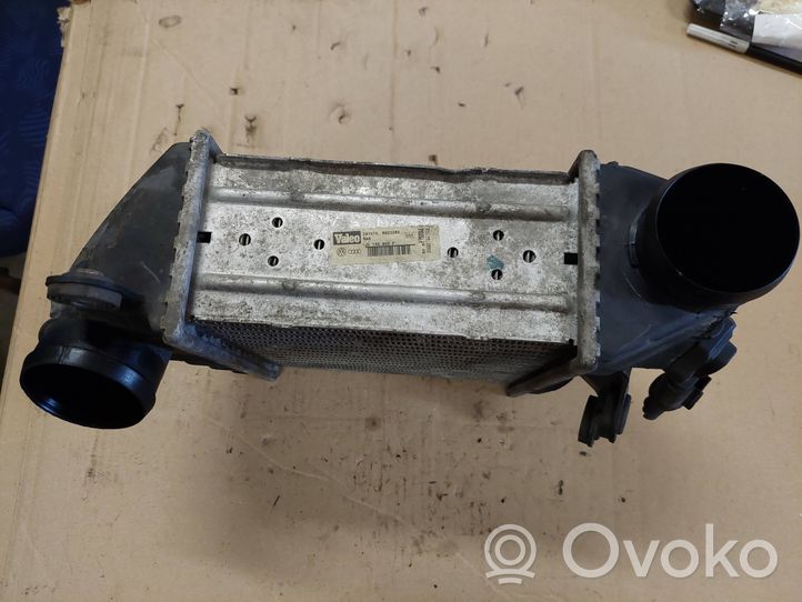 Volkswagen Golf IV Радиатор интеркулера 1J0145803F