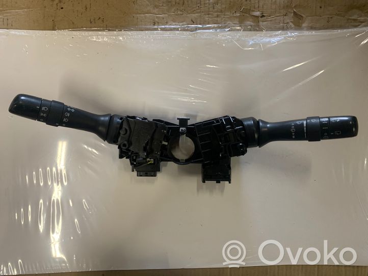 Toyota Avensis T270 Leva/interruttore dell’indicatore di direzione e tergicristallo 17F144