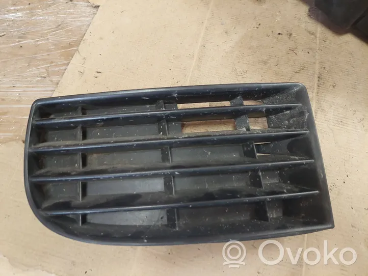 Volkswagen Golf V Kratka dolna zderzaka przedniego 60001470