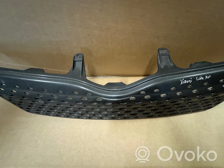 Toyota Yaris Verso Grille calandre supérieure de pare-chocs avant 5311152060