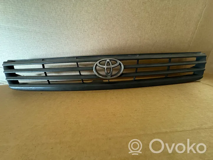 Toyota Hiace (H100) Grille calandre supérieure de pare-chocs avant 5311126321