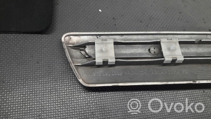 Mercedes-Benz E W210 Rivestimento parafango (modanatura) A2106900282