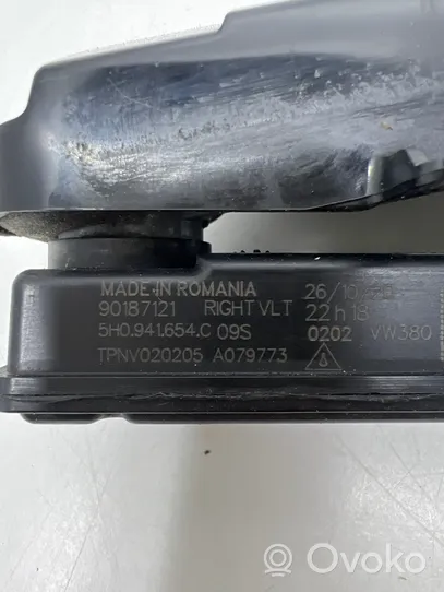 Volkswagen Golf VIII Etupuskurin ylempi jäähdytinsäleikkö 5H0941654C