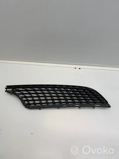 Mercedes-Benz A W176 Grille calandre supérieure de pare-chocs avant A1768882260