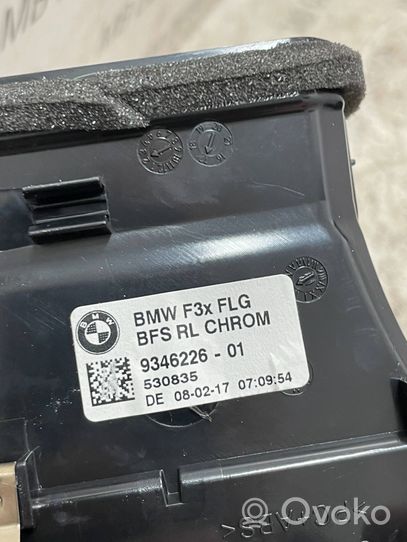 BMW M4 F82 F83 Kojelaudan sivutuuletussuuttimen kehys 9346226