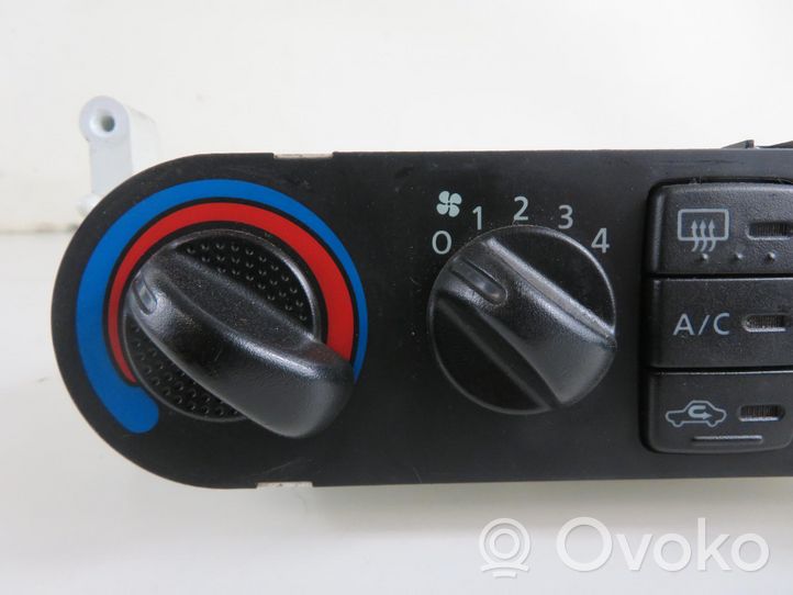 Nissan Almera N16 Ilmastointi-/lämmityslaitteen säätimen kehys 