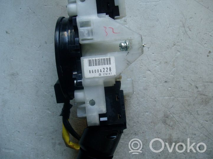 Citroen C-Crosser Commodo de clignotant 8600A228