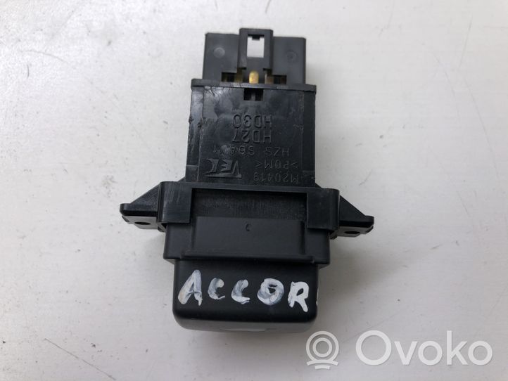 Honda Accord Przełącznik / Przycisk otwierania klapy bagażnika M20419