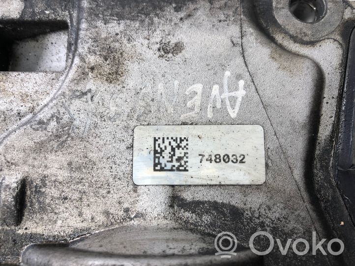 Toyota Avensis T270 Vesipumppu 748032